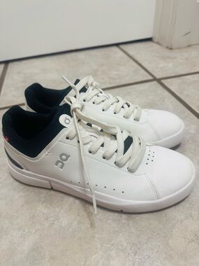 On THE ROGER Advantage Sneakers White Black Men’s 7 Women’s 8.5 great condition